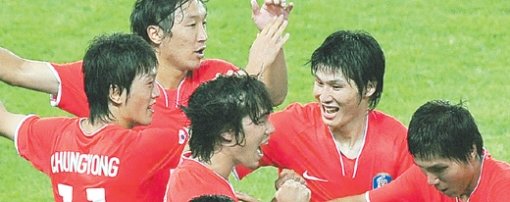 환희도 잠깐… 한국축구, 카메룬과 아쉬운 무승부7일 카메룬과의 베이징 올림픽 남자 축구 조별리그 첫 경기에서 후반 23분 프리킥으로 선제골을 터뜨린 박주영(가운데)이 동료들과 함께 기뻐하고 있다. 박주영으로선 올림픽 대표팀 승선 뒤 첫 골이었지만 무승부로 끝나 아쉬움을 남겼다. 친황다오=올림픽사진공동취재단