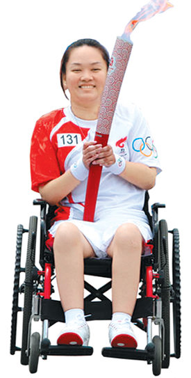 전신마비의 중증 장애에도 불구하고 2008 베이징 올림픽 성화 봉송에 참여한 둥밍 씨가 휠체어를 탄 채 성화를 봉송하고 있다. 사진 제공 삼성전자
