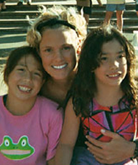 2000년 미국 스탠퍼드대에서 열린 어린이 수영 캠프에서 퐁 자매와 함께한 대러 토레스(가운데). 왼쪽이 샌드라, 오른쪽이 대니엘. 퐁 자매는 토레스와의 만남을 계기로 올림픽 출전의 꿈을 키워 베이징 올림픽과 장애인올림픽에 미국 사격 대표로 각각 출전한다. 사진 제공 뉴욕타임스