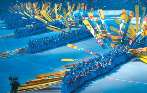 “노 저어 세계로”8일 베이징 국가체육장(일명 냐오차오·鳥巢·새 둥지란 뜻)에서 열린 베이징 올림픽 개회식 행사에서 출연자들이 대형 노를 이용해 고대 중국의 해상 실크로드를 형상화하는 연기를 펼치고 있다. 베이징=연합뉴스
