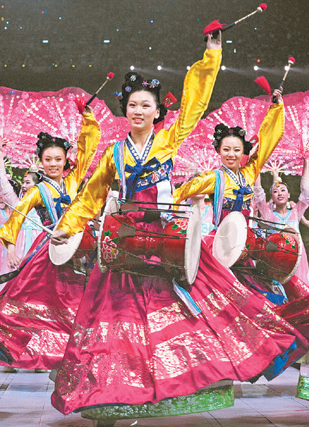 중국 동포 장구-부채춤개회식 식전 행사에서 중국 동포들이 ‘옌볜의 봄’을 주제로 한 장구춤과 부채춤을 선보이고 있다. 개회식 식전 행사에는 중국 내 56개 민족 중 28개 소수민족의 춤과 노래가 소개됐다. 9000만 소수 민족 중 중국 동포는 200만 명으로 13번째로 많다. 베이징=연합뉴스