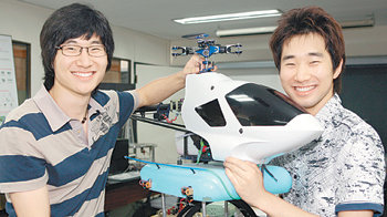 8일 건국대 스마트로봇센터에서 직접 제작한 모형 항공기를 선보이고 있는 이충열(오른쪽) 충민 형제. 신진우  기자