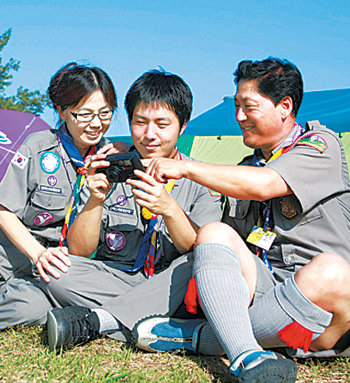 봉사활동 중 틈을 내 한자리에 모인 조영달 씨 가족. 사진 제공 한국스카우트연맹