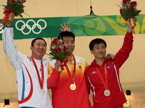 2008베이징올림픽 남자 10m 공기권총에서 은메달을 딴 진종오(왼쪽), 동메달의 북한 김정수(오른쪽)가 9일 베이징 사격관에서 열린 시상식에서 금메달리스트 중국 팡웨이와 함께 시상대에서 기뻐하고 있다 [연합뉴스]