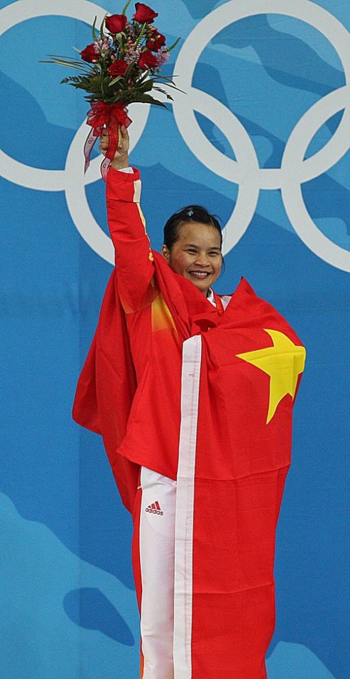 9일 베이징 항공항천대학에서 열린 역도 여자 48kg에서 우승, 올림픽 중국 첫 메달리스트가 된 첸 셰샤가 기뻐하고 있다. (베이징=연합뉴스)
