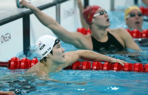 '마린보이' 박태환이 9일 저녁 베이징 국가아쿠아틱센터에서 열린 남자 자유형 400m 3조 경기에서 3분43초 35로 터치패드를 찍은 후 기록판을 확인하고 있다. 3조 경기에서 함께 레이스를 벌인 중국의 장린(왼쪽에서 두번째)에 간발의 차로 뒤진 박태환은 10일 결승 경기 3레인에서 금빛 레이스를 펼친다. [연합뉴스]