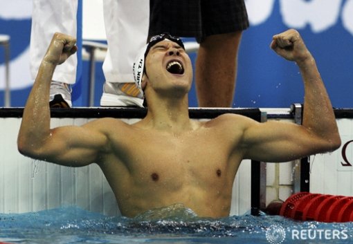 박태환 선수가 10일 오전 올림픽 메인 수영장인 워터큐브에서 열린 남자 자유형 400m 결승에서 3분41초86의 기록으로 라이벌인 그랜드 해켓(호주)과 라슨 젠슨(미국), 장린(중국)을 모두 따돌리고 1위로 들어온 후 두 손을 번쩍 들어올리며 환호하고 있다. ⓒ로이터, 무단전재 및 재배포 금지