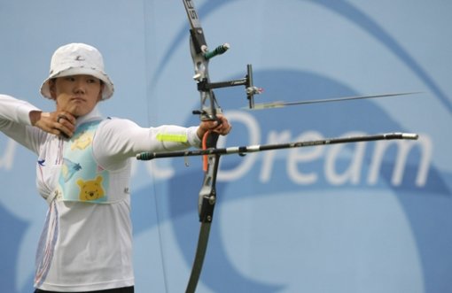 10일 오후 베이징 올림픽그린 양궁장에서 열린 양궁 여자 단체전 준결승 프랑스와의 경기에서 박성현이 '금표적'을 향해 활을 쏘고 있다.  (베이징=연합뉴스)