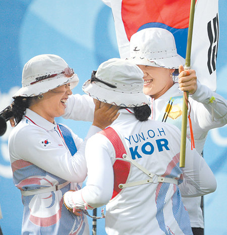 한국여자양궁대표팀의 주현정 윤옥희 박성현(왼쪽부터)이 단체전 결승에서 중국을 누르고 금메달을 딴 뒤 기뻐하고 있다. 한국여자양궁은 1988년부터 단체전 6연속 우승의 위업을 달성했다. 베이징=올림픽사진공동취재단