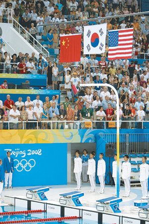 박태환이 우승한 직후 열린 수영 남자 자유형 400m 시상식에서 태극기가 중국의 오성홍기, 미국의 성조기보다 높이 게양된 가운데 애국가가 울려 퍼지고 있다. 베이징=올림픽사진공동취재단