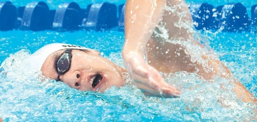 혼신의 역영박태환이 수영 남자 400m 자유형 결승에서 힘차게 물살을 가르고 있다. 박태환은 150m 지점부터 페이스를 끌어올리기 시작해 선두로 치고 나가 맨 먼저 터치패드를 두드렸다. 베이징=올림픽사진공동취재단