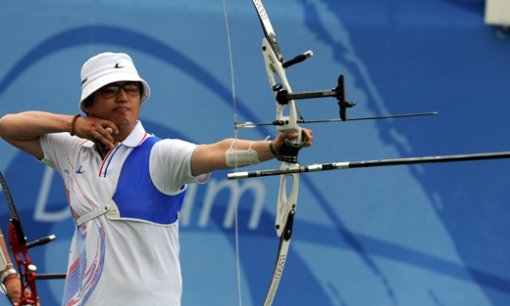 11일 오후 2008 베이징올림픽행사중 북경 올림픽공원양궁장에서 열린 한국과 폴란드전에서 치어걸들이창환선수가 과녁에 활을 쏘고 있다.이 게임은 우리가 이겼다. 베이징=올림픽사진공동취재단