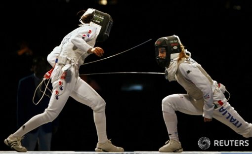 11일 베이징 올림픽 펜싱홀에서 열린 펜싱 플뢰레 결승전에서 남현희가 3연패를 노린 아테네올림픽 우승자 발렌티나 베찰리(34, 이탈리아)에게 실점하고 있다. 넘현희는 이날 5-6으로 아쉽게 패했다. ⓒ로이터, 무단전재 및 재배포 금지
