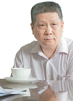 중국 최초의 사립박물관인 관푸박물관(위)의 설립자 겸 관장 마웨이두 씨. 베이징=고미석 기자