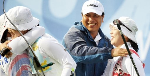 문형철 여자양궁대표팀 감독(오른쪽에서 두 번째)이 10일 베이징 올림픽 단체전에서 6회 연속 우승을 달성한 뒤 주현정, 박성현, 윤옥희(왼쪽부터)와 승리의 기쁨을 나누고 있다. 베이징=올림픽사진공동취재단