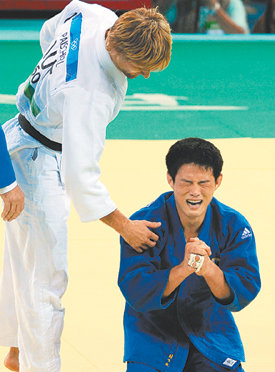 누리꾼들에게 화제가 되고 있는 파이셔(왼쪽)가 최민호에게 악수를 청하는 장면. 동아일보 자료 사진