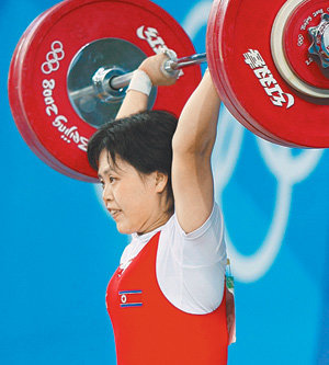 1996년 애틀랜타 올림픽 여자 유도 계순희 이후 12년 만에 북한에 금메달을 안긴 역도 여자 63kg급의 박현숙이 힘차게 바벨을 들어 올리고 있다. 베이징=로이터 연합뉴스