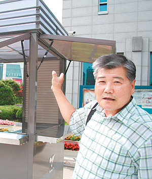 이달 말부터 합법적으로 노점영업을 할 수 있게 된 최기종 씨가 자신이 ‘경영’하게 될 가판대를 둘러보며 기대감을 표시하고 있다. 이동영 기자
