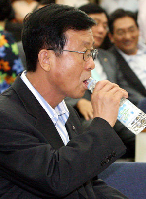12일 국회에서 열린 민주당 의원총회에서 원혜영 원내대표가 물을 마시고 있다. 안철민 기자