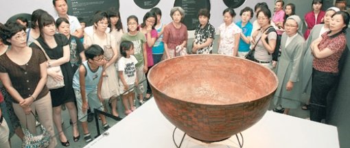 12일 관람객 20만 명을 돌파한 황금의 제국 페르시아전에는 많은 시민이 가족들과 함께 찾아 유물을 관람했다.