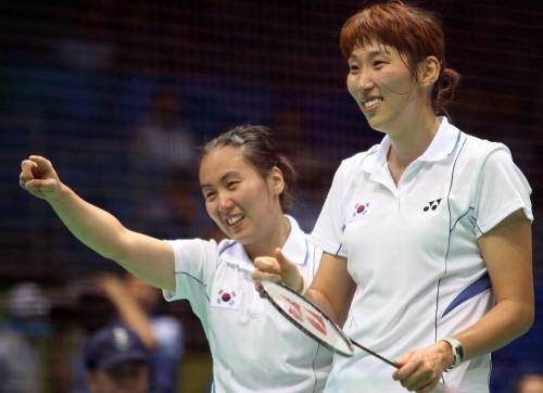 2008베이징올림픽이 계속된 13일 베이징공과대학 체육관에서 벌어진 배드민턴 여자복식 4강전 한국 이경원(왼쪽)-이효정조가 일본 마에다-스에츠나조를 꺾고 결승에 진출한 뒤 기뻐하고 있다. [연합뉴스]