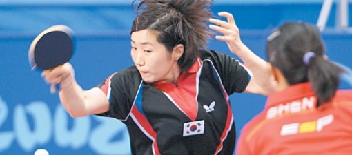 귀화 1호 한국올림픽 대표선수인 당예서(왼쪽)가 13일 베이징대 체육관에서 열린 탁구 여자단체전 경기에서 스페인의 선옌페이를 상대로 드라이브 공격을 하고 있다. 베이징=연합뉴스