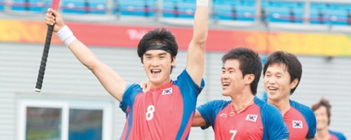 한국남자하키대표팀 강성정(왼쪽)이 중국과의 경기에서 4-2로 앞선 후반 종료 3분 전 쐐기 골을 넣은 뒤 손을 번쩍 들며 동료들과 함께 기뻐하고 있다. 베이징=연합뉴스