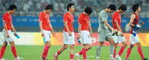 집으로…한국 남자 축구대표팀 선수들이 온두라스와의 예선 D조 마지막 경기에서 1-0으로 이겼지만 조 3위가 돼 8강 진출에 실패한 뒤 고개를 떨어뜨린 채 경기장을 빠져나오고 있다. 상하이=올림픽사진공동취재단