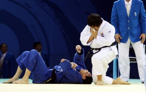 정경미(여자유도 78kg)선수가 14일 베이징 과기대체육관에서 열린 여자유도 78kg 동메달 결정전에서 브라질의 실바에를 누루기 한판으로 이기며 동메달 확정한 뒤 일어서고 있다. 베이징=올림픽사진공동취재단