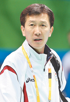 1980년대 한국 배드민턴의 황제로 군림했던 박주봉 일본 대표팀 감독. 그가 지도한 일본 선수들이 이번 올림픽에서 여자 복식 세계 최강인 중국을 꺾는 파란을 일으켰다. 베이징=연합뉴스