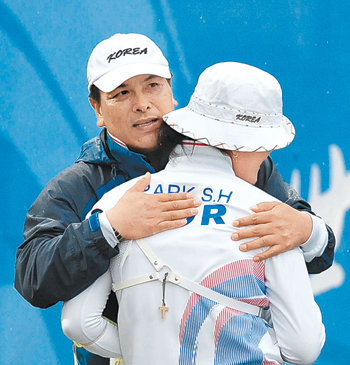 “괜찮아”한국여자양궁대표팀의 문형철 감독(뒤)이 여자 양궁 개인전 결승에서 중국의 장쥐안쥐안에게 1점 차로 아쉽게 패한 박성현을 위로하고 있다. 베이징=올림픽사진공동취재단