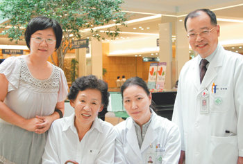 ‘사랑의 릴레이’ 주인공들이 한자리에 모였다. 왼쪽부터 다혜 양 어머니, 할머니, 나란 체첵 씨, 김민희 교수. 사진 제공 건국대병원