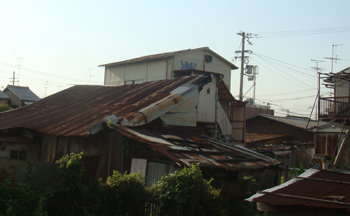 일제강점기 군비행장 건설에 강제 동원됐던 한국인들과 그 후손들이 모여 살아온 일본 우지 시의 우토로 마을. 녹이 슬어 새빨갛게 변한 슬레이트 지붕이 이들의 힘겨웠던 삶을 상징적으로 보여주는 듯하다. 우토로=김상운  기자
