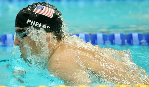 2008베이징올림픽이 계속된 14일 국가아쿠아틱센터에서 벌어진 남자 200m 개인혼영에서 미국 마이클 펠프스가 평형으로 물 위를 솟구쳐 오르고 있다. 연합