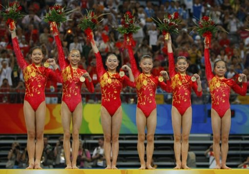 기계체조 여자 단체 경기에서 미국을 제치고 금메달을 딴 중국 대표팀. 왼쪽부터 청페이,양이린, 리샨샨, 허커신, 장위이안, 덩린린. [연합]