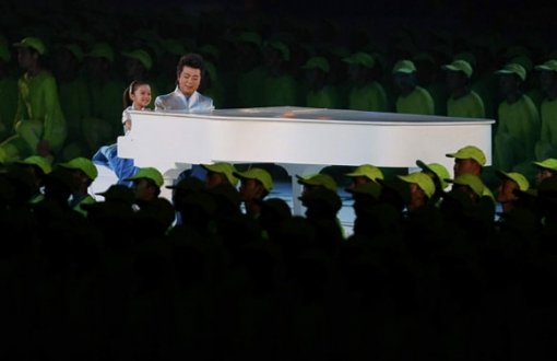 피아니스트 랑랑(郞朗)과 5세 소녀 리무쯔(李木子)가 베이징 올림픽 개회식에서 연주하는 장면. [연합]