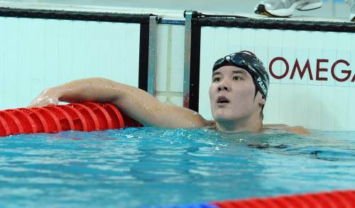 15일 저녁 베이징 올림픽수영센터(olympic aquatics center)에서 벌어진 남자 수영 자유영 1500미터에 출전한 한국의 마린보이 박태환이 경기를 마치고 전광판을 바라보고 있다. 베이징=올림픽사진공동취재단 m
