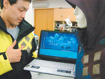한국봉제기술연구소의 한 연구원이 마우스 기능을 갖춘 스마트의류에 손가락을 갖다대고 움직이자 컴퓨터 화면의 포인터가 이동하고 있다. 사진 제공 한국봉제기술연구소