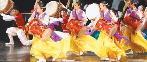 1500년만에 되살아난 ‘북춤’ 국수호 무용단이 베이징 올림픽 조직위원회의 초청을 받아 15일 쯔진청 중산극장에서 북춤공연인 ‘천무’를 선보였다. 이 행사 첫 순서인 ‘북의 대합주’에서 여성단원들이 장구춤을 추며 무대를 누비고 있다. 베이징=원대연 기자