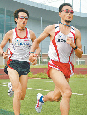 ‘국민 마라토너’ 이봉주(오른쪽)가 중국 다롄에서 팀 후배 이명승과 훈련하고 있다. 몸만들기를 끝내고 컨디션 조절에 들어간 이봉주는 남은 일주일간 ‘죽음의 식이요법’을 한 뒤 24일 대망의 금메달에 도전한다. 사진 제공 삼성전자 육상단