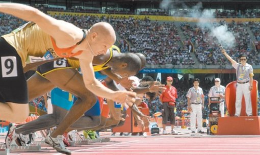 15일 베이징 올림픽 주경기장에서 시작된 육상 남자 100m 예선 10조 경기에서 선수들이 스타팅 블록을 박차고 나가고 있다. 베이징=올림픽사진공동취재단