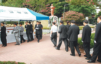 15일 광복절을 맞아 전북 고창군에서 열린 이 지역 출신 순국선열 인촌 김성수 선생과 근촌 백관수 선생의 추모식에서 참석자들이 헌화 분향하고 있다. 고창=박영철  기자