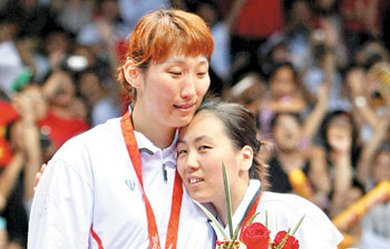 “잘한 거야. 울지 말자.” 이경원(오른쪽)과 이효정이 베이징 올림픽 배드민턴 여자복식 결승에서 중국 선수들에게 패한 뒤 시상식에서 아쉬움에 눈시울을 붉히고 있다. 비록 금메달을 놓쳤지만 이들은 1996년 애틀랜타 올림픽 이후 12년 만에 결승에 올라 소중한 은메달을 따냈다. 베이징=올림픽사진공동취재단