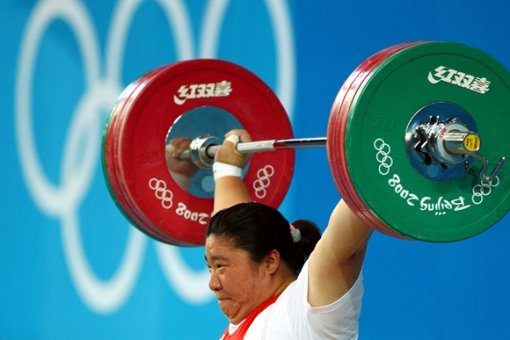 '여자 헤라클레스' 장미란이 16일 베이징 항공항천대학 체육관에서 열린 베이징올림픽 여자역도 최중량급(+73kg)에 출전, 인상 3차 시기에서 140kg을 들어올리며 세계신기록을 작성하고 있다. 베이징=연합