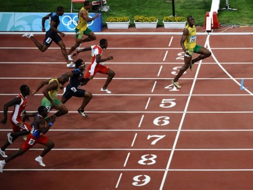 ‘인간탄환’ 우사인 볼트가 남자 100m 경기에서 1위로 들어오고 있다. [베이징=올림픽공동취재단]