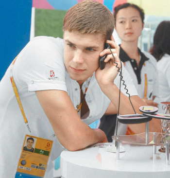 한 외국인 선수가 17일 중국 베이징의 올림픽 존에 설치된 삼성올림픽홍보관 2층의 선수 라운지에서 무료 국제전화를 이용하고 있다. 사진 제공 삼성전자