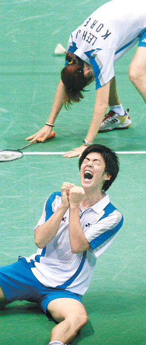 승리의 환호이용대(앞)가 배드민턴 혼합복식 결승에서 승리를 거둔 뒤 두 주먹을 모으며 환호하고 있다. 뒤는 혼신의 힘을 다한 뒤 코트에 손을 짚은 파트너 이효정. 베이징=올림픽사진공동취재단