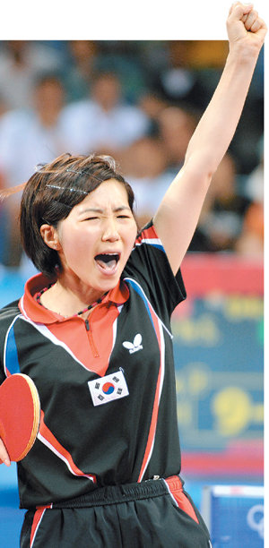 한국 땅을 밟은 지 8년 만에 태극 마크를 달고 동메달을 목에 건 중국 출신 귀화 선수 당예서. 그가 탁구 여자 단체전 동메달 결정전 2단식에서 일본 에이스 후쿠하라 아이를 3-0으로 꺾은 뒤 환호하고 있다. 베이징=올림픽사진공동취재단