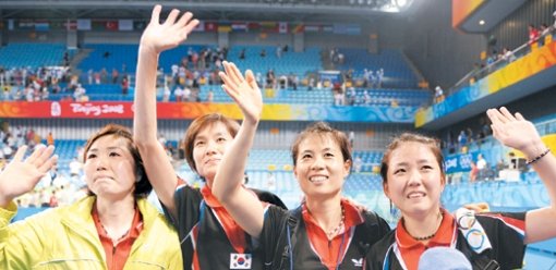 탁구 여자 단체전 동메달 결정전에서 일본을 3-0으로 완파하고 동메달을 딴 한국 여자 대표팀이 관중석의 응원단을 향해 손을 흔들고 있다. 귀화 대표선수 1호 당예서(왼쪽)의 눈에 눈물이 가득하다. 왼쪽부터 당예서, 현정화 코치, 김경아, 박미영. 베이징=올림픽사진공동취재단