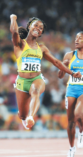 자메이카의 셸리앤 프레이저(왼쪽)가 17일 육상 여자 100m에서 10초78의 기록으로 가장 먼저 결승선을 통과한 뒤 오른손을 추켜올리며 기뻐하고 있다. 오른쪽은 7위로 골인한 바하마의 데비 퍼거슨 매켄지. 베이징=로이터 연합뉴스